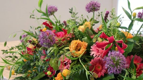 Bij overlijden van een dierbare kunt u een laatste eer betuigen met een mooi bloemenarrangement in de sfeer en beleving van de overledene.